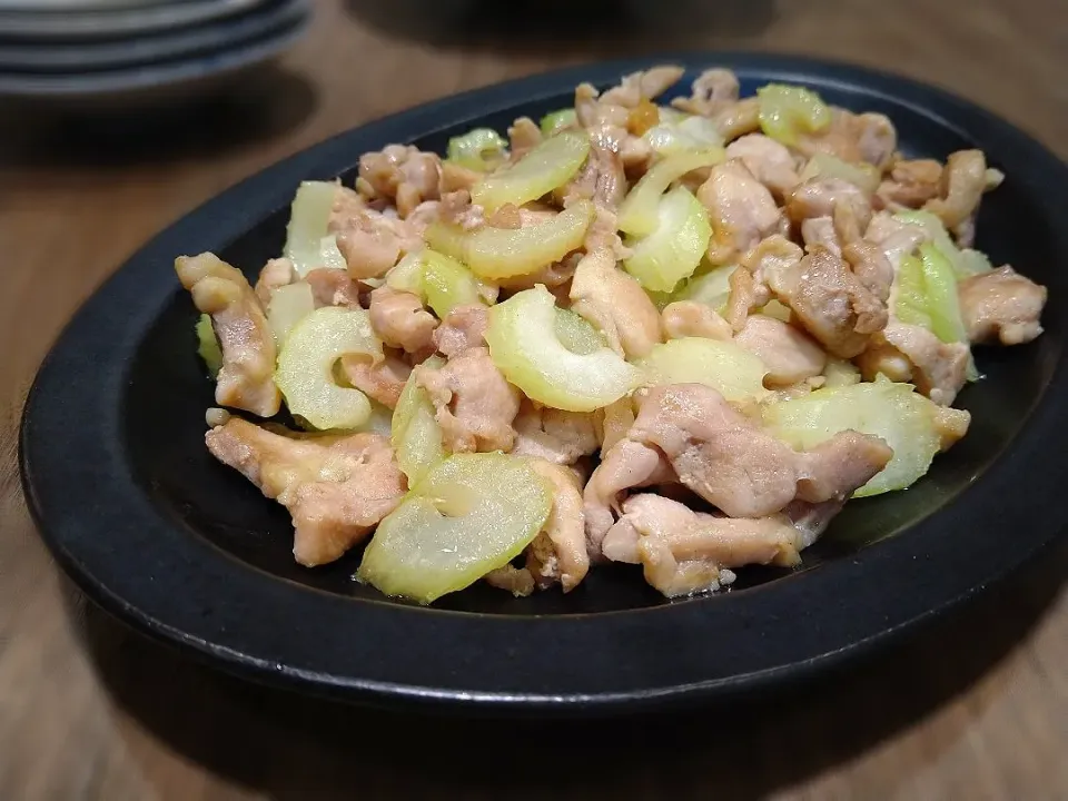 鶏とセロリの炒め|古尾谷りかこさん