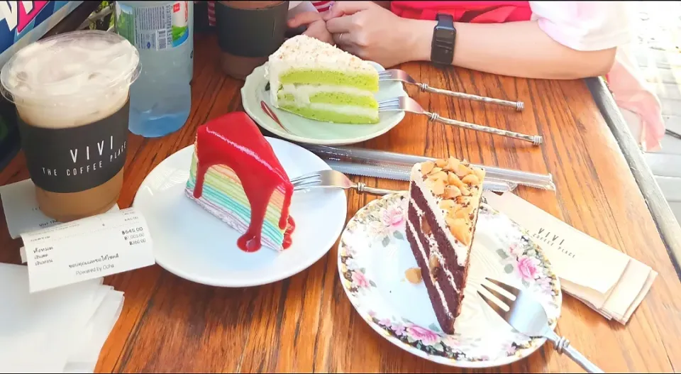 Rainbow Cake 🌈🍰 Pandan Coconut Cake 🌿🥥🍰 & Macadamia Chocolate Cake 🥜🍫🍰
Mmmmm... seems like three ain't enough!! 😋|An'leeさん