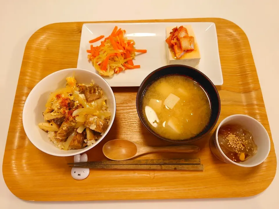 Snapdishの料理写真:今日の夕食　サバ缶卵とじ丼、キムチのせ冷奴、切り干し大根煮物、ところてん、高野豆腐とわかめの味噌汁|pinknari🐰🌈さん