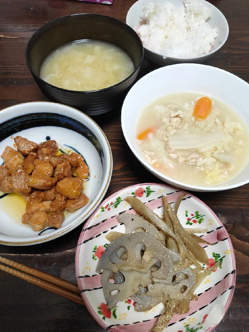 今日の晩ごはん　

白菜と鶏ミンチのクリーム煮
味付豚肉の焼肉
ゴボウとレンコンのきんぴら|ようすけさん