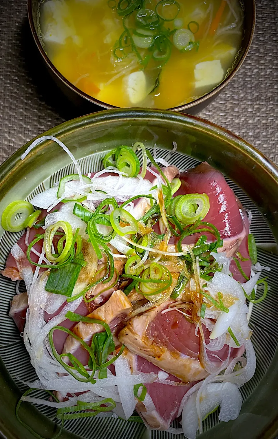 鰹🐟のたたき丼とカボチャ🎃と大根のお味噌汁|すくらんぶるえっぐさん