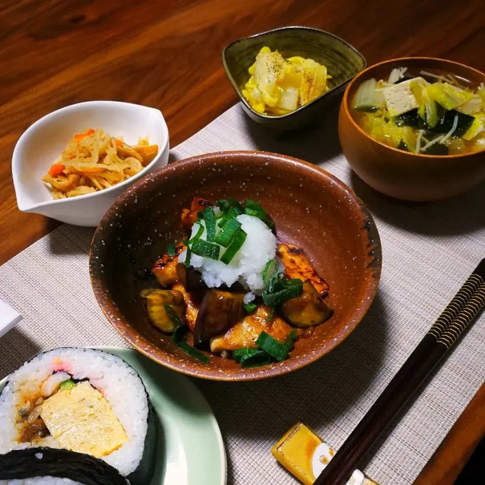 鶏むね肉とナスのおろしだれ
切り干し大根の煮物
やみつき白菜
味噌汁
おらんく家の特製太巻き寿司
納豆|上海ひまわりさん