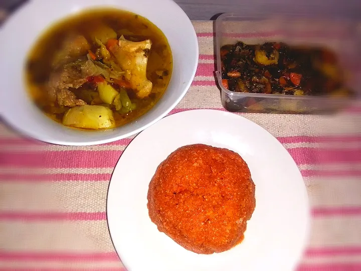 Pot au feu aux herbes
Poisson salé épinards 
Foutou gari au paprika..|Christelle Essaliさん