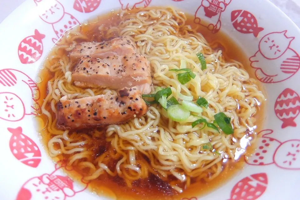 袋麺に鶏チャーシューを乗せたよ✨
シンプルな醤油ラーメンがうまい🐱|深夜特急fさん