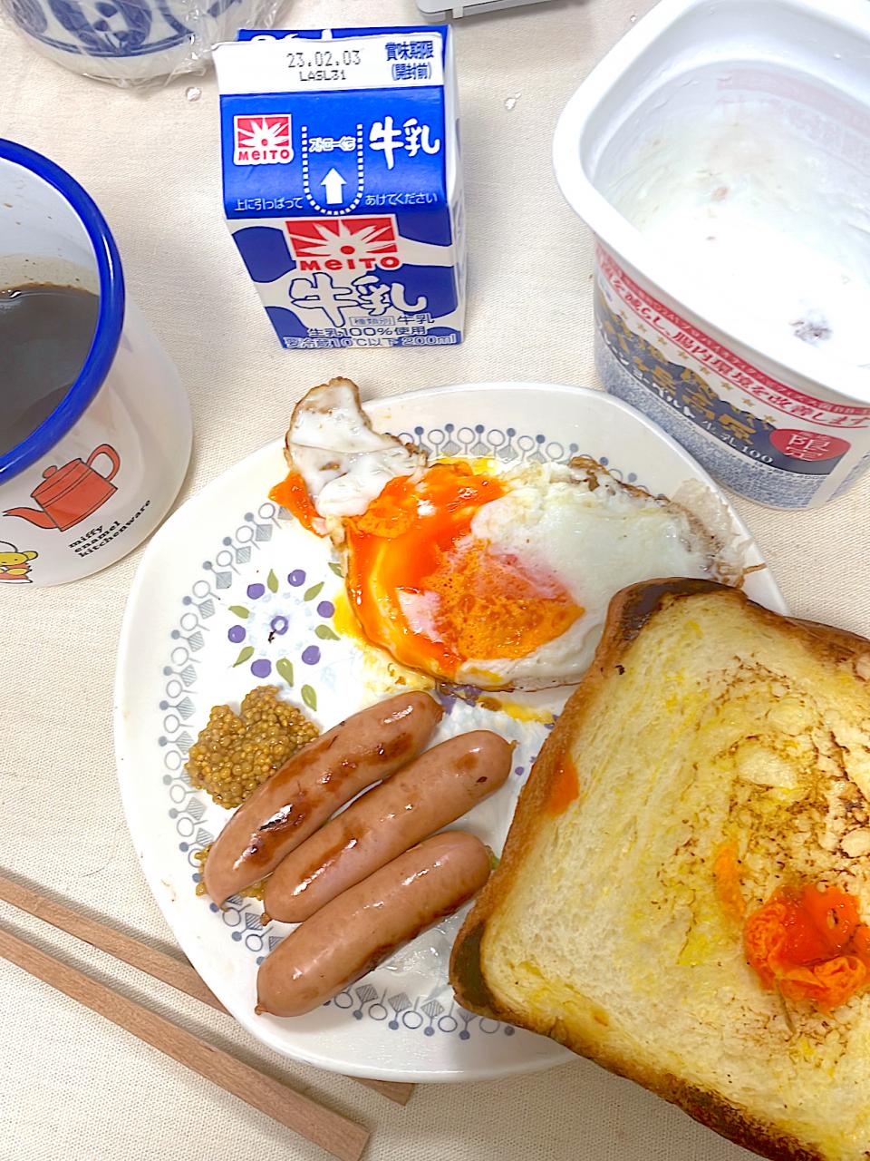 今朝ごはん。目玉焼きの乱。