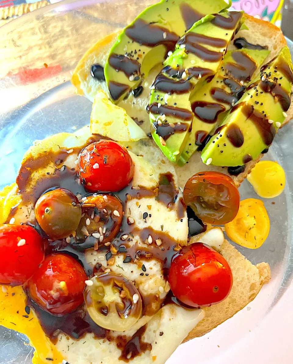 Egg toast with grape tomatoes and balsamic glaze / avocado toast with balsamic glaze and everything bagel seasoning|🌺IAnneさん