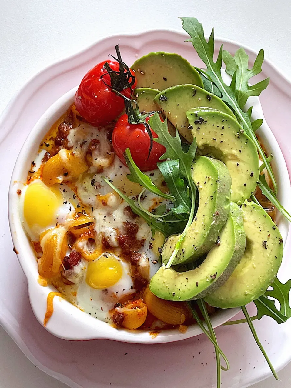 Baked pasta with quail eggs and avocado|12Dragonさん