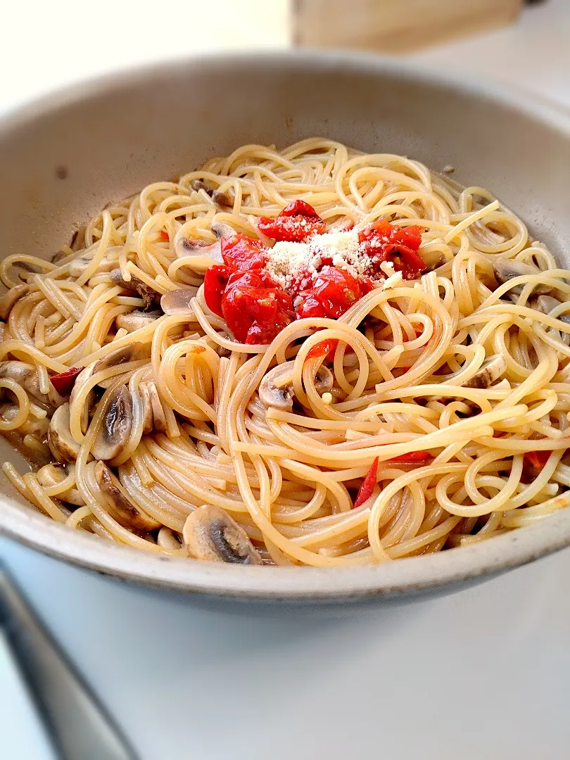 焦がしにんにくとセミドライトマトのワンポットパスタ|烏賊シャトルさん