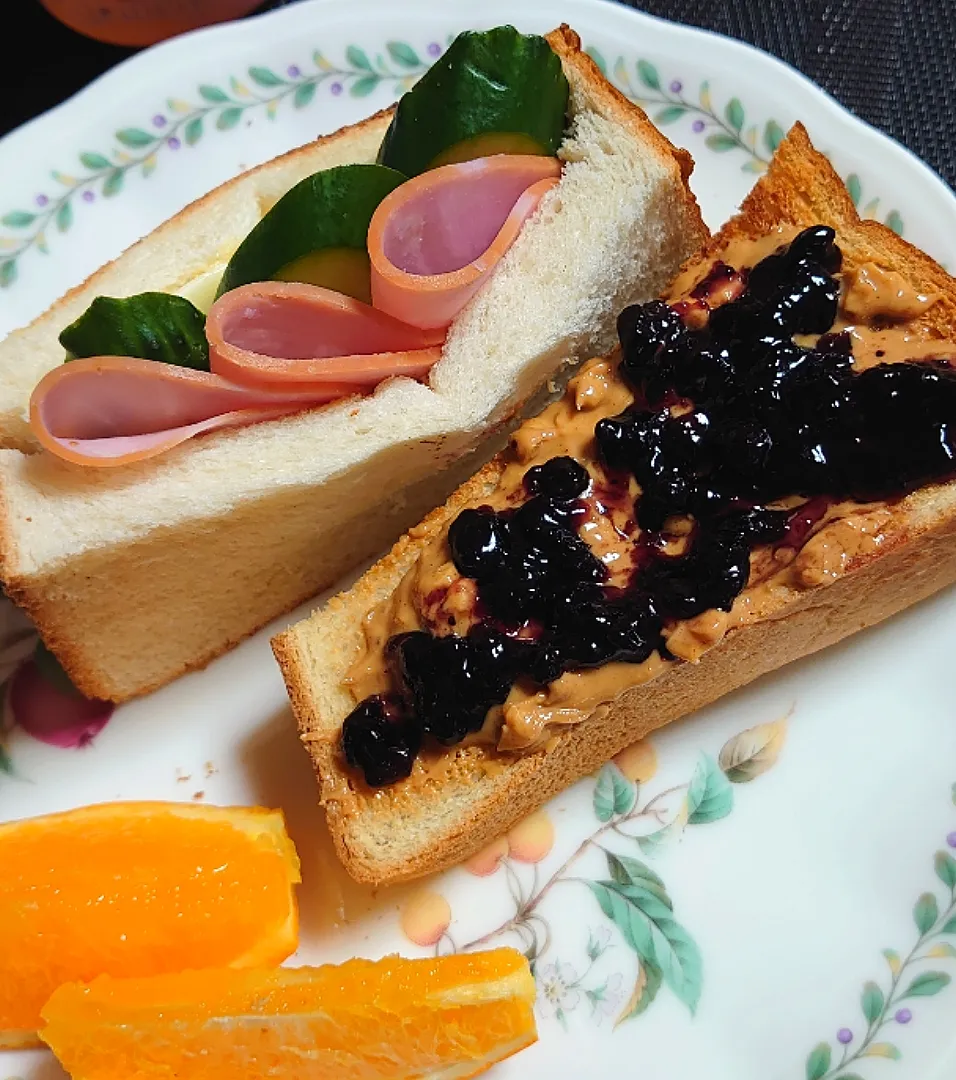 Snapdishの料理写真:ハムきゅうり、ピーナッツバターとブルーベリージャムで朝ご飯🌅|ポチさん