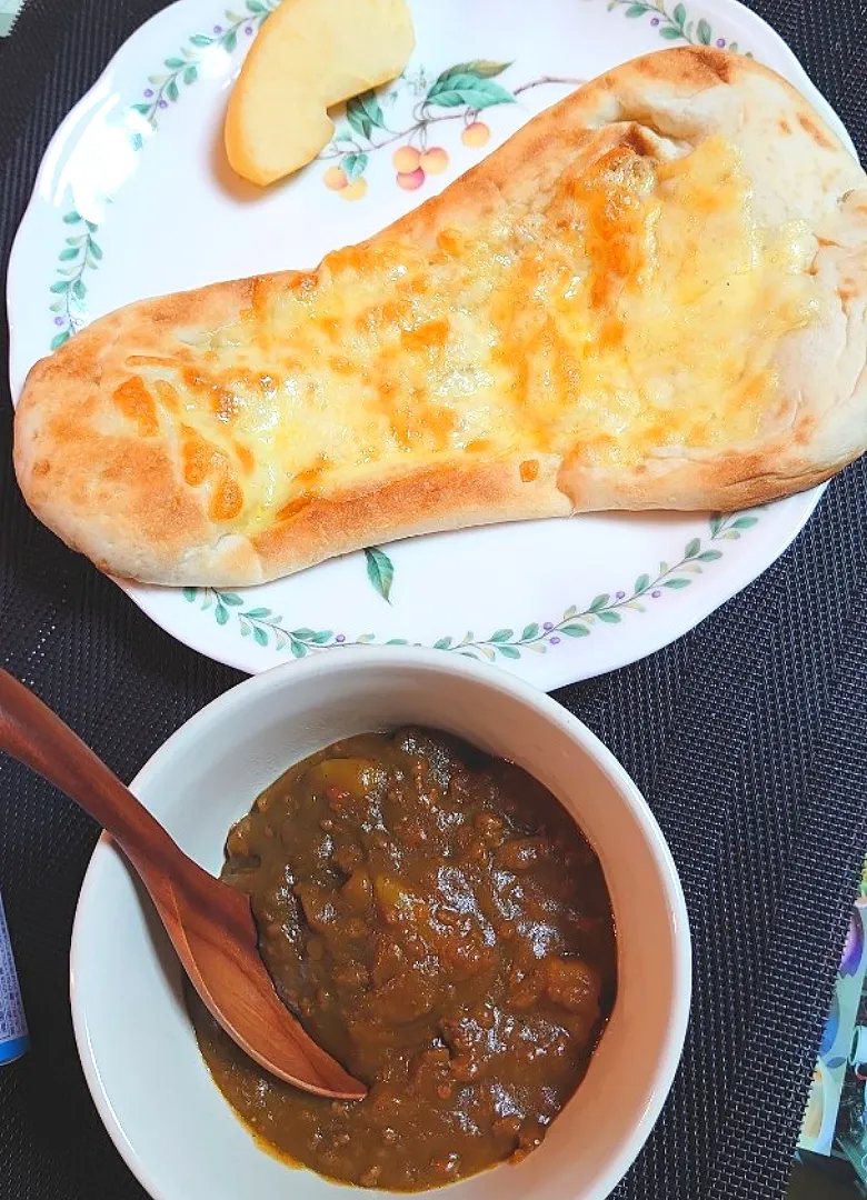 カレーとチーズナンで朝ご飯🌅|ポチさん