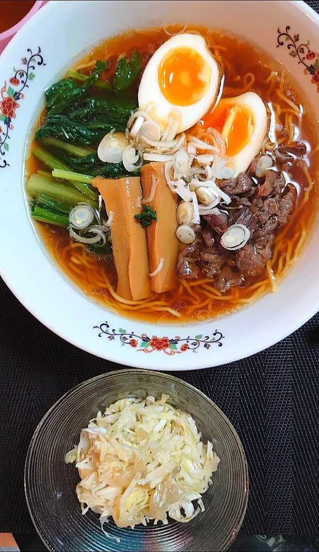 Snapdishの料理写真:ラーメン期限切れそうだから、夕飯は醤油ラーメンとキャベツとザーサイ和え夕御飯🍴|ポチさん