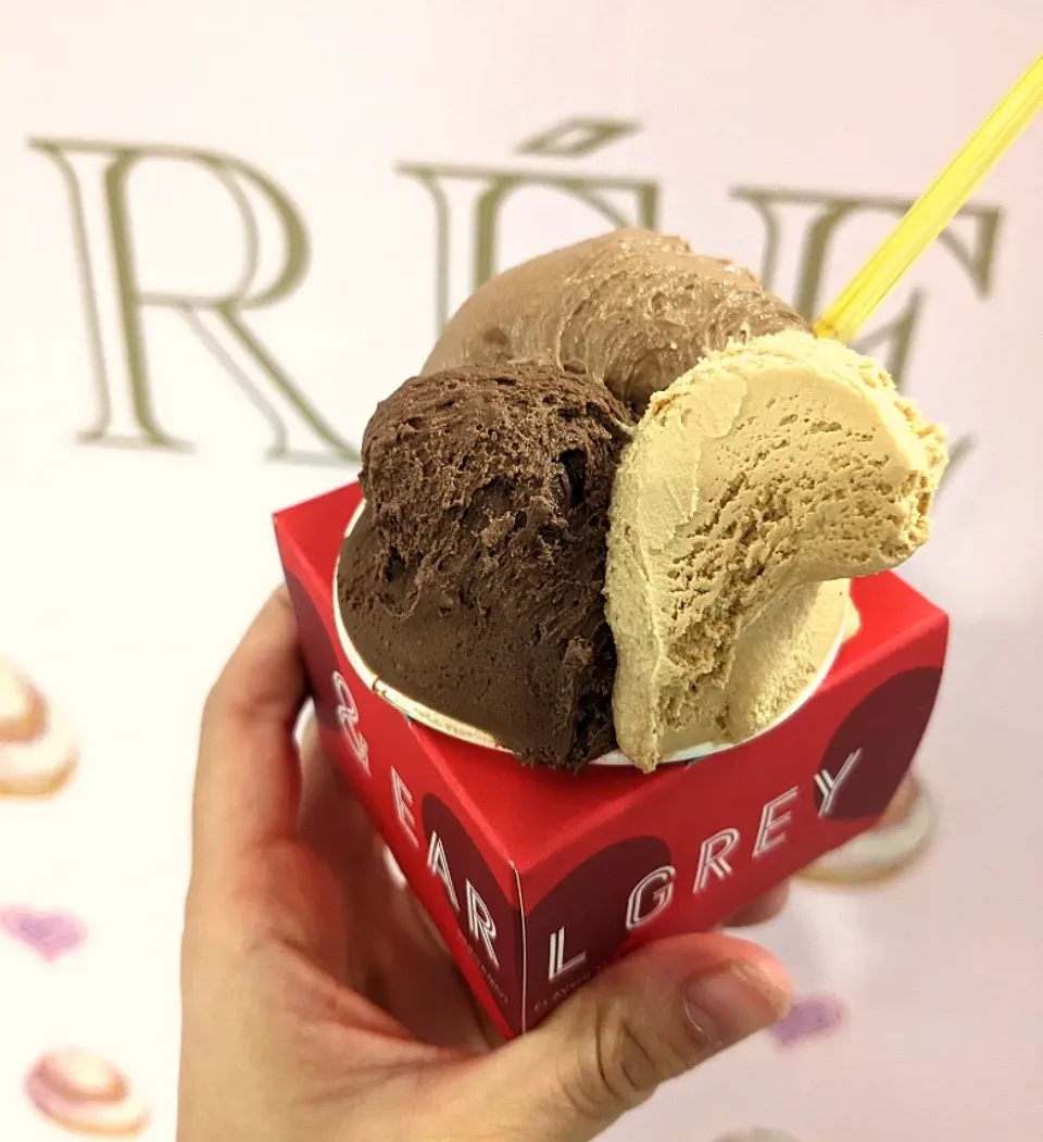 アールグレイ専門店のアイスを頂きました🍨
ほうじ茶、ショコラ、ジャンドゥーヤと
それぞれどれもしっかり主張していて
スプーンの行く手が止まらない🤤|dish＆mealさん