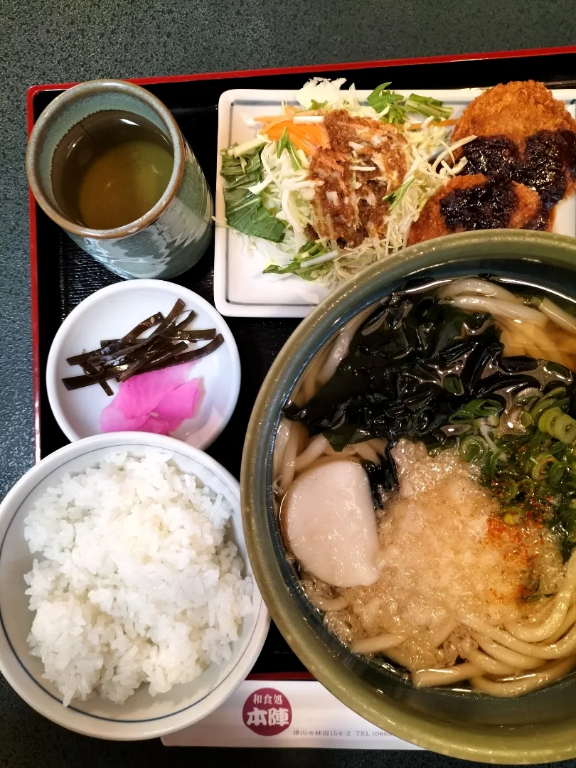 うどん屋さんの日替わりランチ😄
　うどん大盛りでも同じ値段
ごはんとミンチカツ1個お持ち帰りしました😆|miimiさん