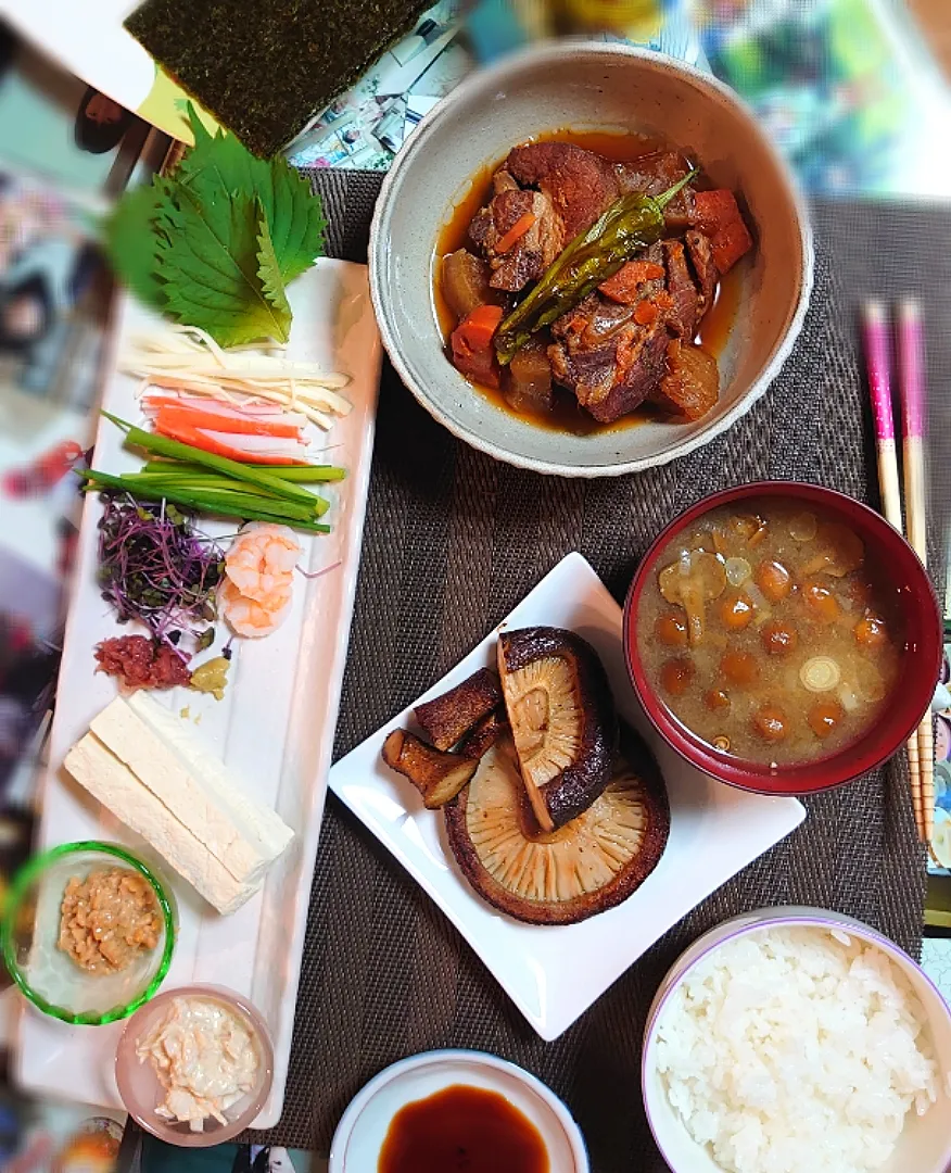 豚のスペアリブ煮込みと野菜の手巻きて夕ご飯🍴|ポチさん