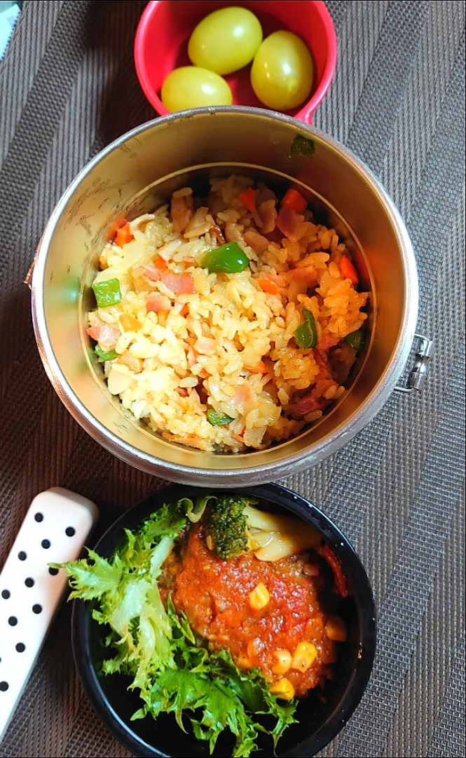 Snapdishの料理写真:カレーピラフと鶏肉トマト煮お弁当🍱|ポチさん