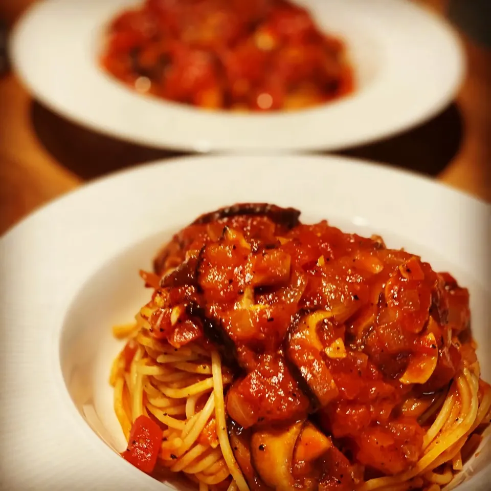 Snapdishの料理写真:Dinner ! Dinner ! 
Basic easy cooking tonight 
Spaghetti Pasta in a rich Tomato & Mushroom sauce with fresh mixed grated cheese with Parmesan 
#spaghetti #tomat|Emanuel Hayashiさん