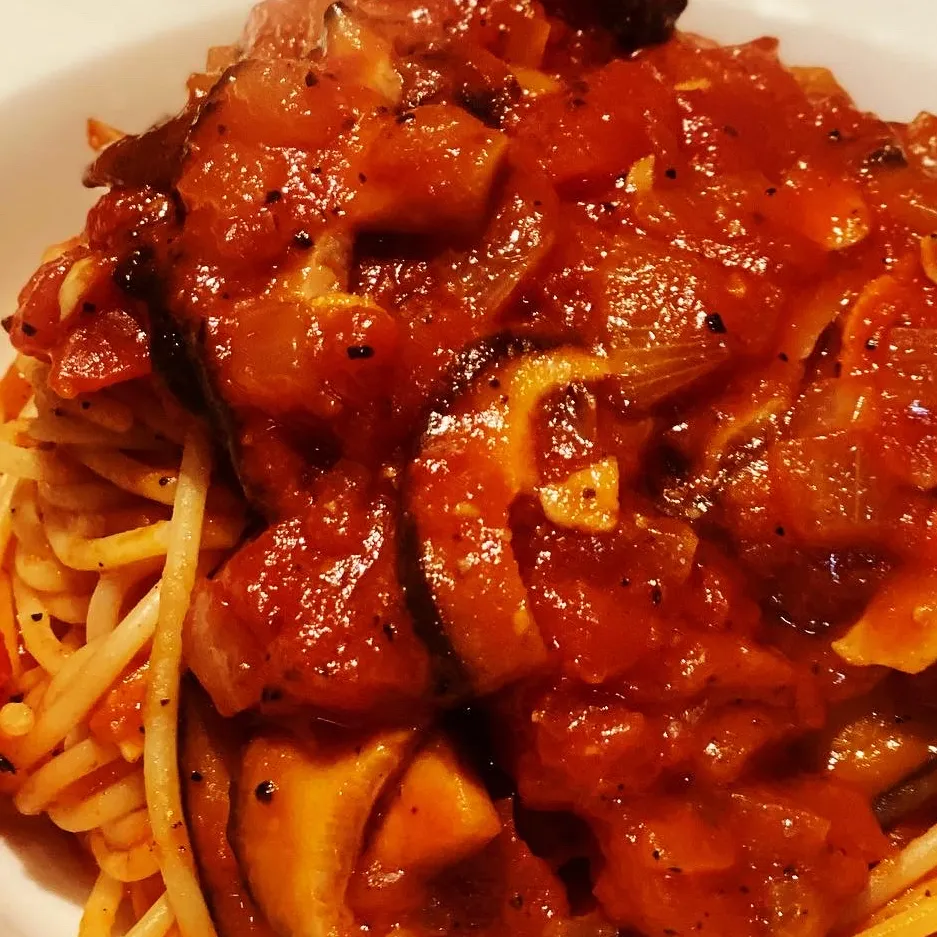 Dinner ! Dinner ! 
Basic easy cooking tonight 
Spaghetti Pasta in a rich Tomato & Mushroom sauce with fresh mixed grated cheese with Parmesan 
#spaghetti #tomat|Emanuel Hayashiさん