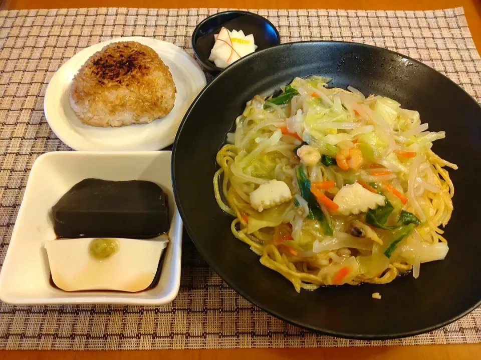 ☆あんかけ焼きそば
☆高野山ごま豆腐
☆柚子大根
☆焼きおにぎり🍙|chikakoさん