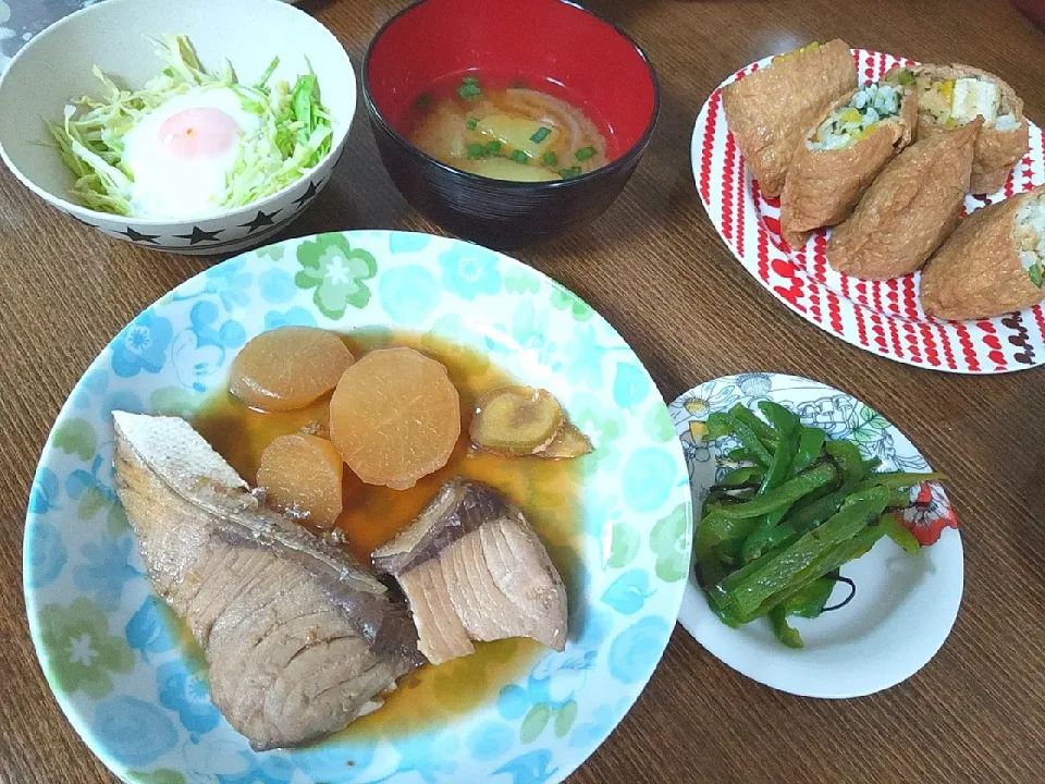 ぶり大根
巣籠もり卵
ピーマンの塩昆布和え
いなり寿司
じゃが芋と玉ねぎの味噌汁|尚さん