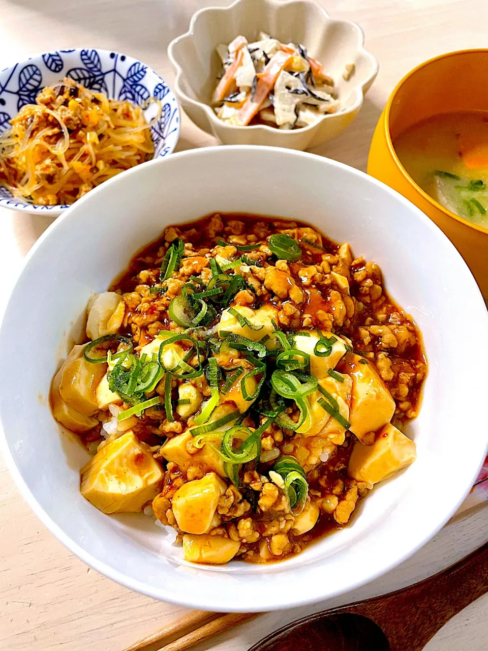 Snapdishの料理写真:麻婆豆腐丼　今日の夕飯❁⃘*.ﾟ|＊.｡.＊ yükinaﾟ＊.｡.＊さん