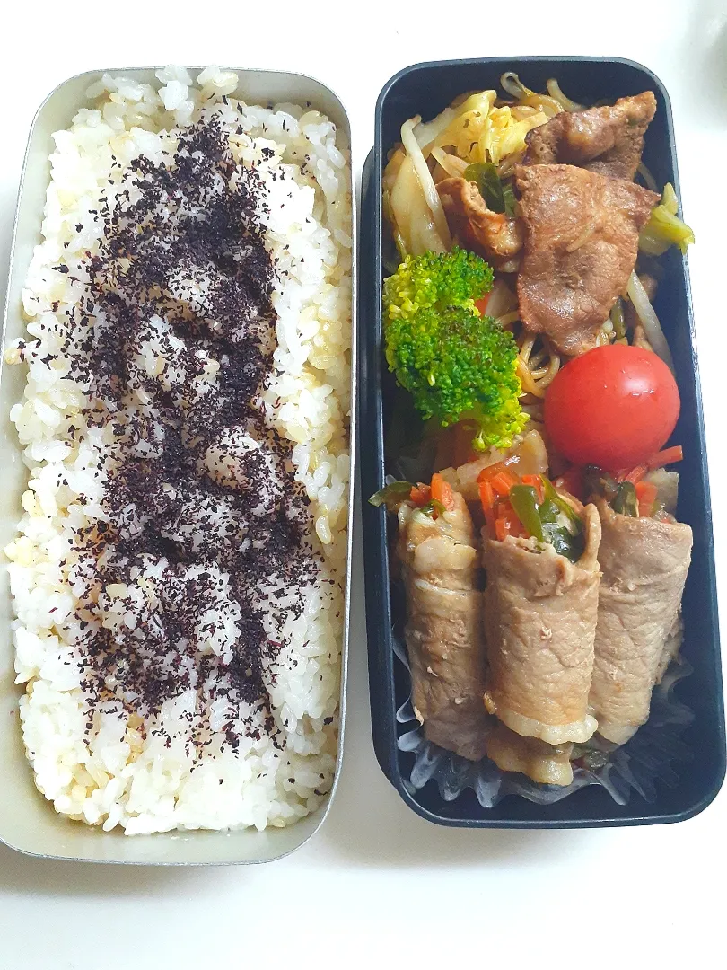 Snapdishの料理写真:☆中学生弁当☆玄米入りゆかりごはん、焼きそば、ブロッコリー、ミニトマト、蓮金平、野菜肉巻き|ｼｮｺﾗさん