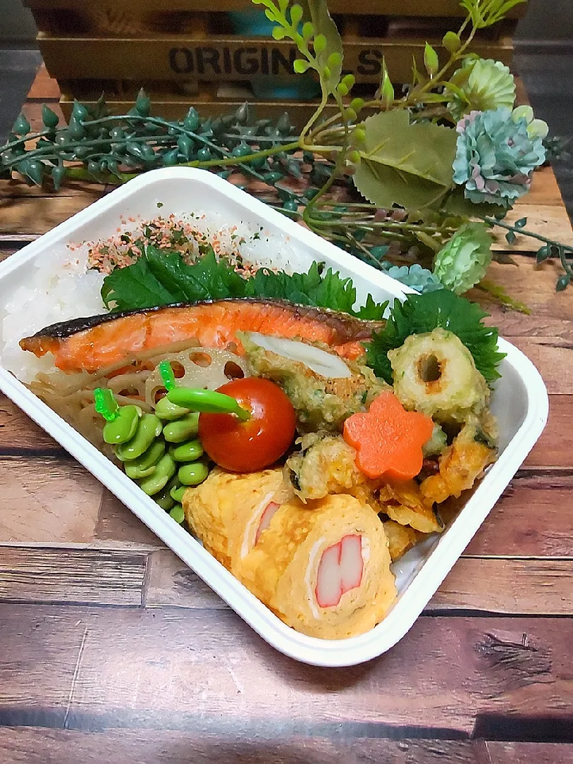 Snapdishの料理写真:鮭弁当🍱|クータンさん