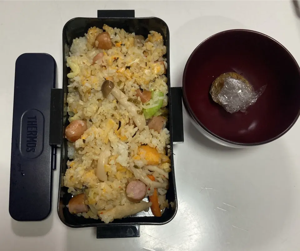 Snapdishの料理写真:パパ弁☆ジャコ入り炒飯☆みそ玉。昨日は結局37.8迄上がったけど今日は平熱。|Saharaさん