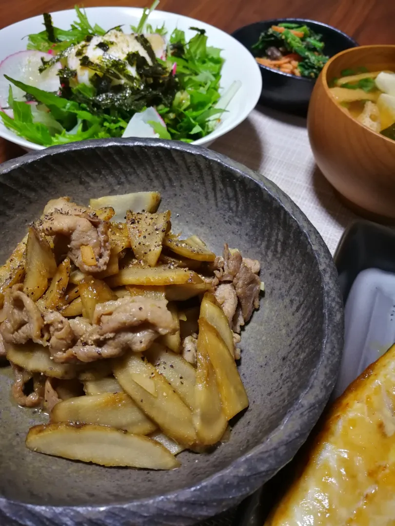 豚バラごぼうのにんにくバターしょうゆ炒め　
塩鯖
味噌汁
ちぢみほうれん草の胡麻和え
チョレギサラダ
納豆
30穀米|上海ひまわりさん