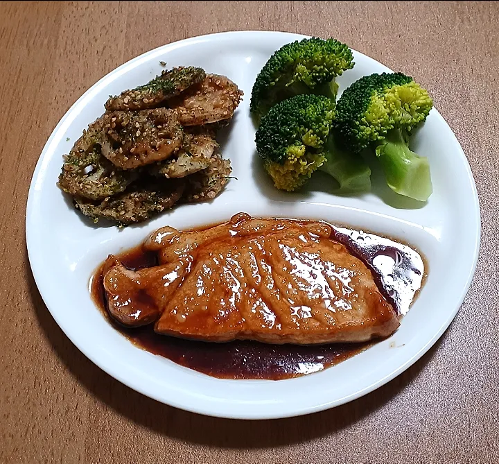 豚ロース肉の蒲焼き
レンコンの甘酸っぱ辛青海苔炒め駅中風
ブロッコリー
ご飯🍚|ナナさん