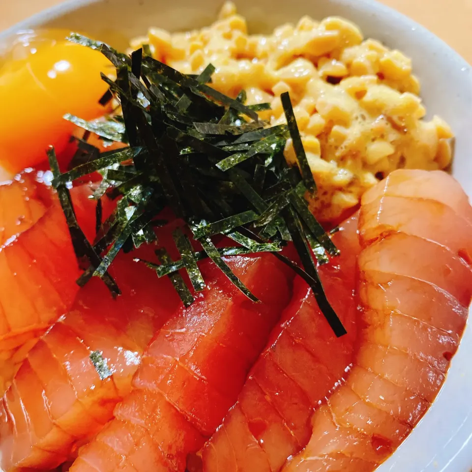 マグロの赤身のほたて醤油漬とひきわり納豆の丼|gyungyunさん