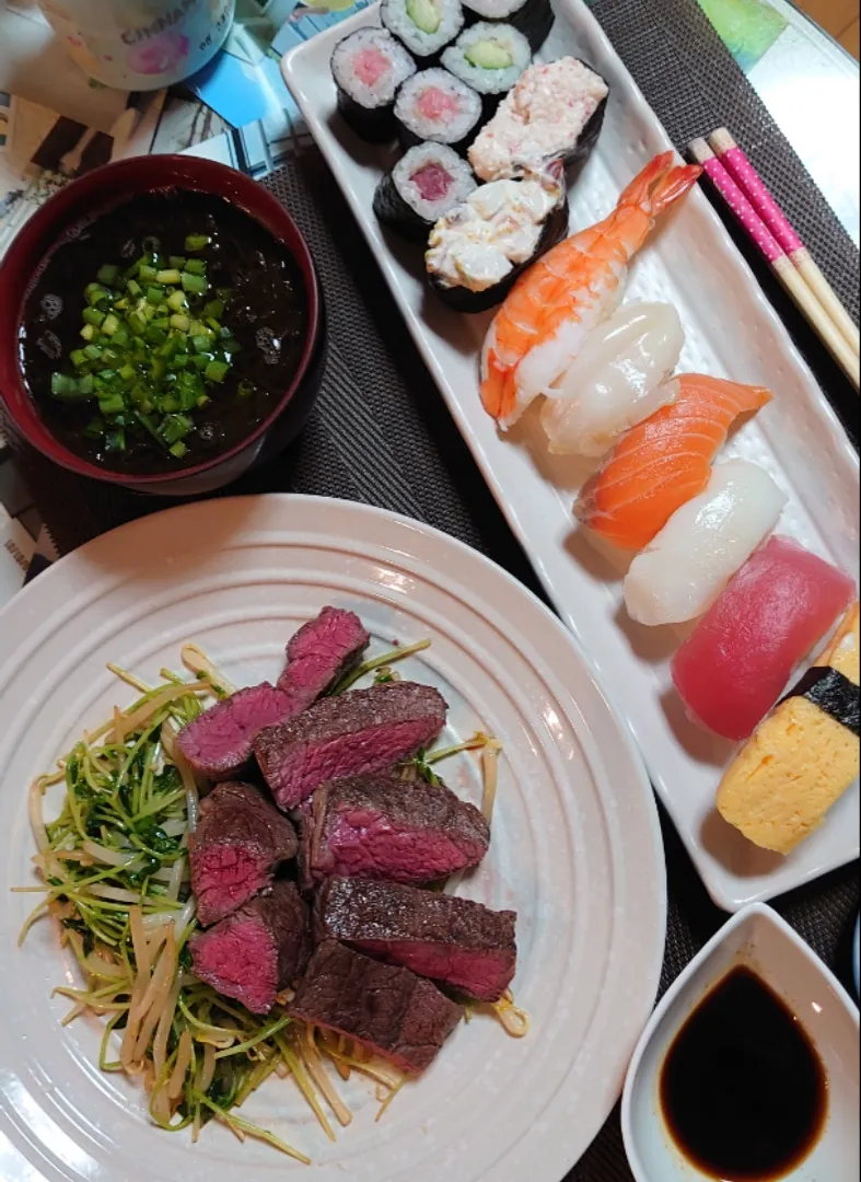 ローストビーフとお寿司で夕ご飯🍴|ポチさん