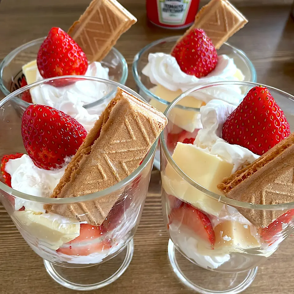 チーズケーキとイチゴのパフェ🍓|gohan♡さん