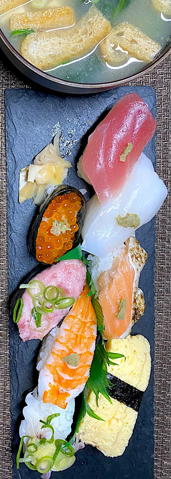 握り寿司🍣 240円|すくらんぶるえっぐさん