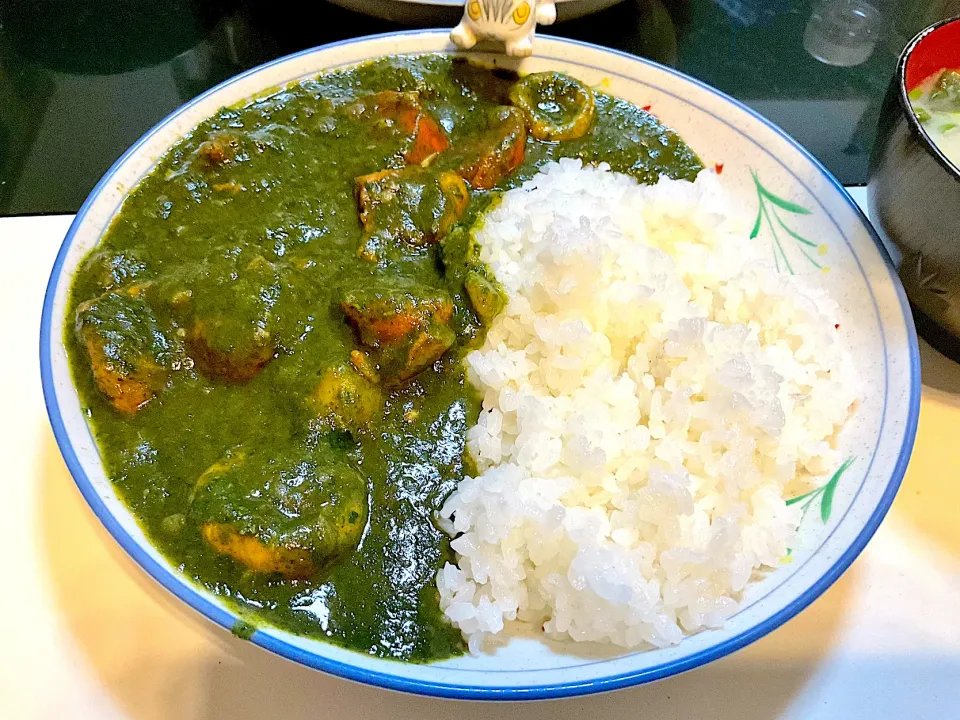 Snapdishの料理写真:ほうれん草カレー　　　　　　　　　　　　　　　　　具材は、鳥肉、にんじん、玉ねぎ、マッシュ、じゃがいも|Takeshi  Nagakiさん