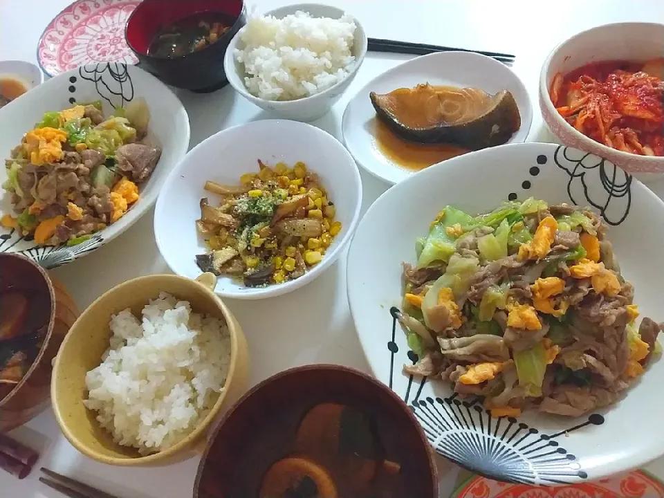 夕食(*^^*)
豚肉と舞茸とキャベツの卵あんかけ炒め
銀だら煮
エリンギとコーンのバターソテー粉チーズかけ
キムチ
お味噌汁(渦巻き麩、油揚げ、ワカメ
↑今日は八丁味噌)|プリン☆さん