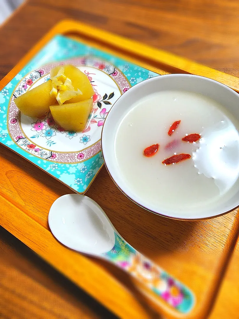 杏仁茶と温かいリンゴ。杏仁(あんにん)は呼吸器や肌を潤します。牛乳を加えなくてもこのままでもほんのり甘くお湯で溶かすだけ。リンゴは涼性なので生姜、桂皮(シナモンスティック)と一緒に煮て温めます。|Tokukoさん