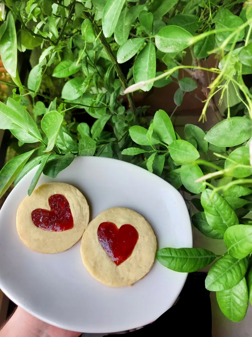 Heart-shaped thumbprint strawberry jam cookies|Nivineさん