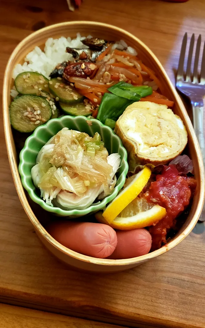 今日のお弁当　
中華蒸し鶏　
ポークチャップ　
胡瓜のお漬け物
きんぴら
アーモンド田作り
卵焼き
ウインナー
底にキャベツサラダ|Yukiさん