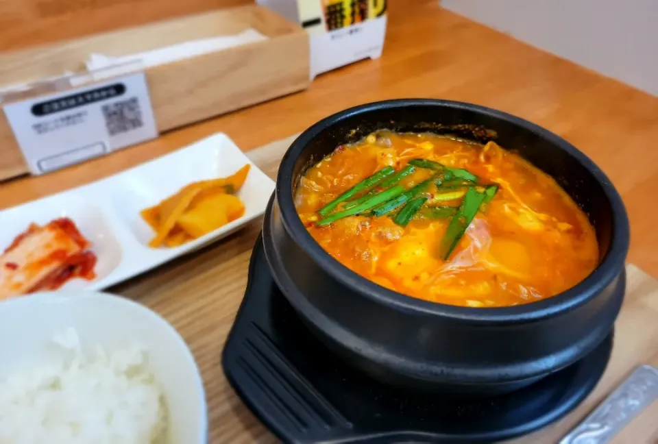 HANKIさんの
牛スープの豚キムチ純豆腐定食|みるくここあさん