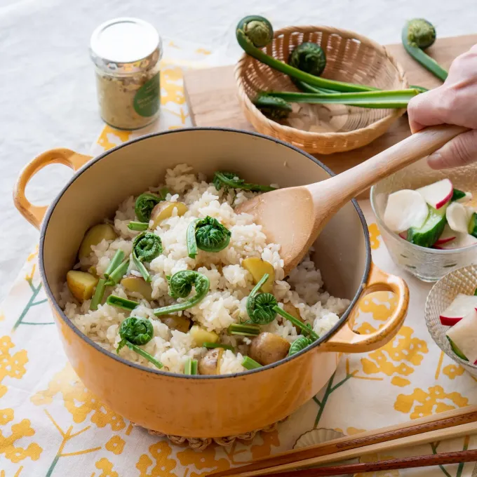 ～たんかん香る～こごみと新じゃがの炊き込みご飯|スナップディッシュマーケットさん