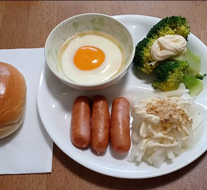 Snapdishの料理写真:ウインナー
卵
ブロッコリー
大根のサラダ
ロールパン|ナナさん