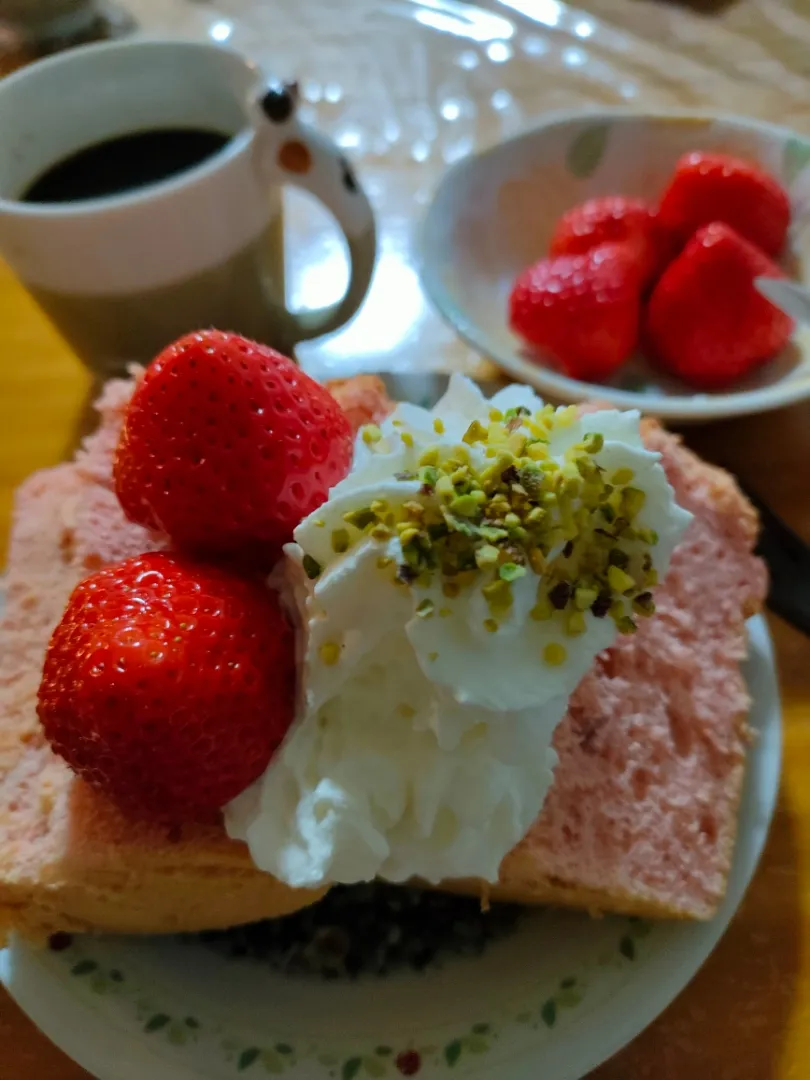 Snapdishの料理写真:いちご🍓みるくしふぉんけーき|うさくまさん