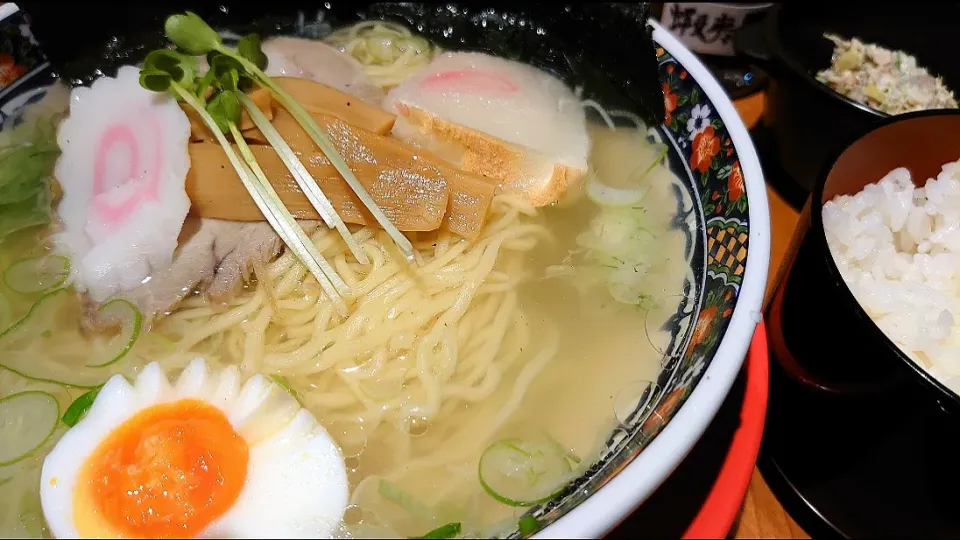 【4/19までの期間限定店舗】
函館麺厨房あじさい 
東京ラーメンストリート店
塩ラーメン (950円)
＋ご飯 (小針付き、200円)
＋海苔 (3枚、150円)
@東京1分
23026 (27,939)|大脇さん