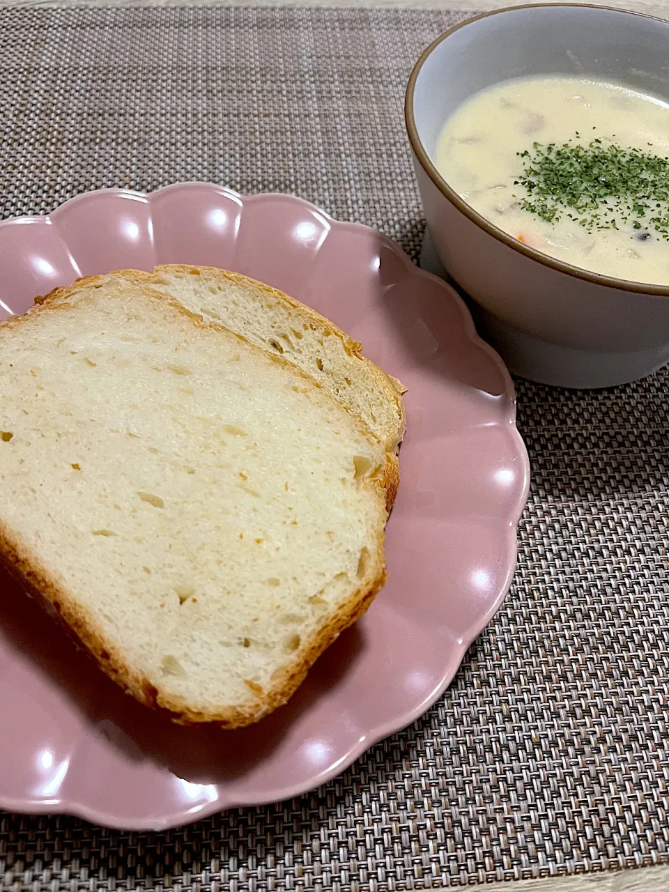 今日の夜ごはん~クラムチャウダーと手作り食パン~|ゆかｕさん