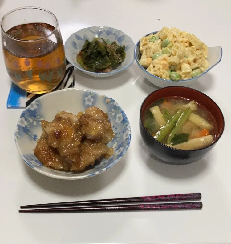 Snapdishの料理写真:晩御飯(^^)☆マカロニサラダ（キティマカロニ・卵・枝豆）☆鶏の照り煮☆青梗菜のお浸し☆みそ汁（小松菜・人参・揚げ）|Saharaさん