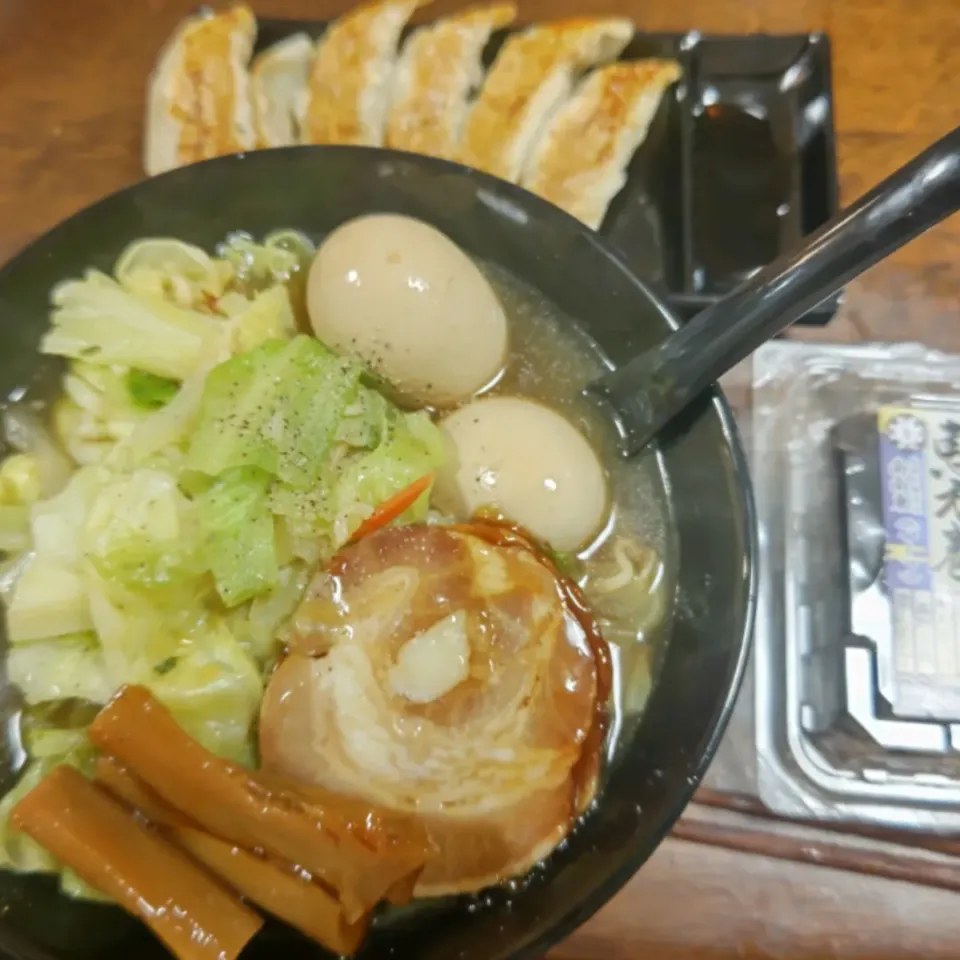 Snapdishの料理写真:あんかけ醤油ラーメンと恵方巻|アクちゃんさん