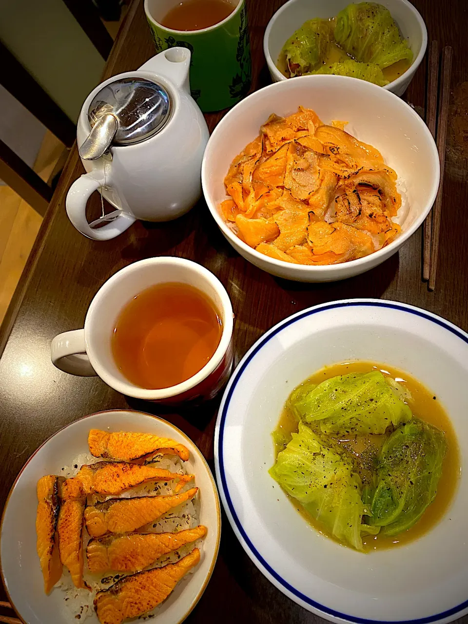 炙りサーモン丼　コンビーフのロールキャベツスープ煮　ダージリンティー|ch＊K*∀o(^^*)♪さん