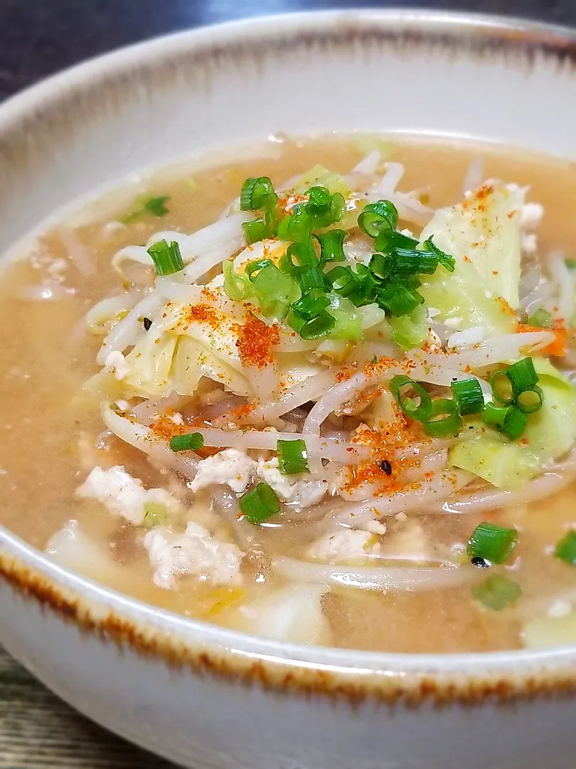 Snapdishの料理写真:パパ作👨鶏ひき肉とカット野菜de味噌ラーメン|ぱんだのままんさん