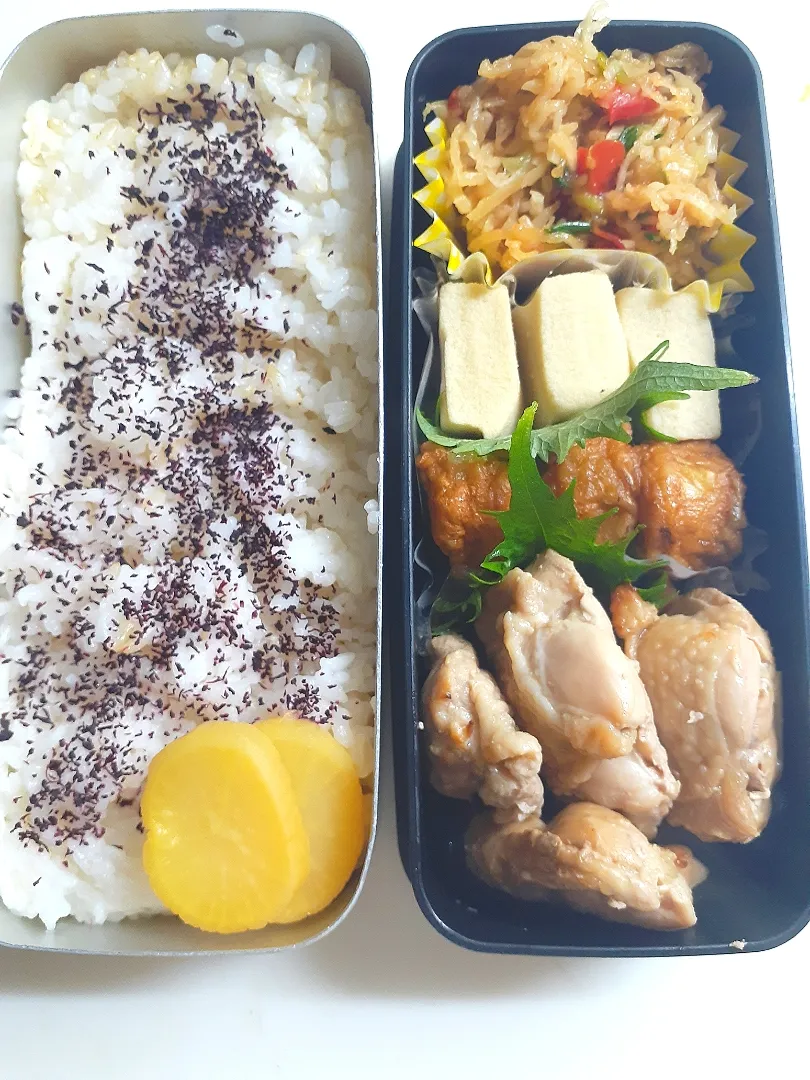 Snapdishの料理写真:☆中学生弁当☆玄米入りゆかりごはん、沢庵、切干大根サラダ、高野豆腐、薩摩揚げ、鶏ポン酢焼き|ｼｮｺﾗさん