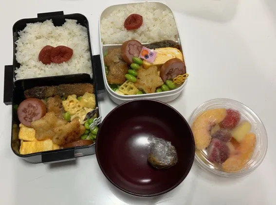 Snapdishの料理写真:☆パパ弁と娘弁☆鶏の照り煮☆卵焼き☆ハム☆星型ポテト☆マカロニサラダ☆枝豆ピック☆ブリの竜田揚げ☆みそ玉（パパ用）☆冷凍フルーツ（娘用）|Saharaさん